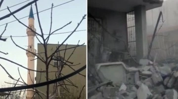 Adana'da depremde hasar gören cami minaresi kontrollü yıkılırken binanın üzerine devrildi