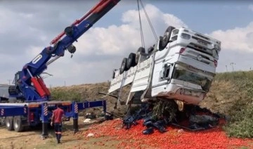 Adana'da 'domates' yüklü kamyon şarampole devrildi