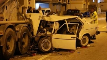 Adana’da feci kaza! TIR'a çarpan araç paramparça oldu: 1 ölü 4 yaralı