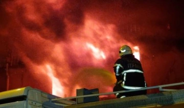 Adana'da lastik deposunda yangın: 2 yaralı