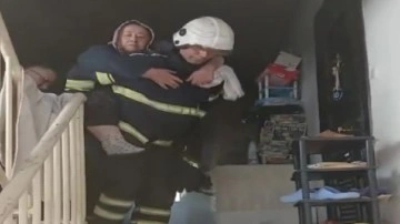 Adana'da yangında mahsur kalan kadını itfaiye eri sırtına alarak kurtardı