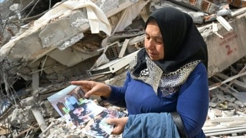 Adayaman'da enkaz altında buldu depremzede kadın duygusal anlar yaşadı
