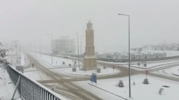 Adıyaman’da başlayan kar yağışıyla şehir beyaza büründü