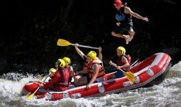 Adrenalin tutkunları hafta sonunu rafting yaparak değerlendirdi
