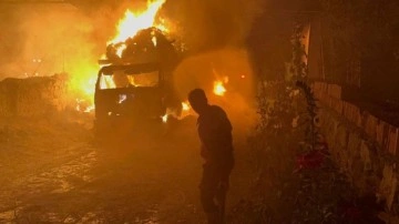 Afyonkarahisar'da saman yüklü kamyon alev alev yandı!