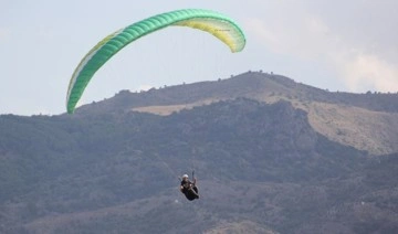 Afyonkarahisar'da yamaç paraşütü pilotları Büyük Taarruz için havalandı