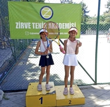 Afyonkarahisarlı Sporcu Kardeşler Tenis Turnuvasında Başarılı Sonuçlar Elde Etti