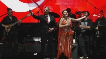 AK Partili başkandan skandal hareket: AK Partililere küfreden Mosso birlikte şarkı söyledi