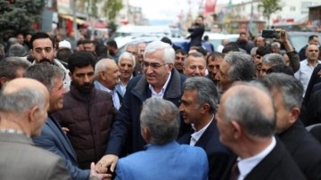 AK Parti'nin Erzurum milletvekili adayları kapı kapı dolaşıyor
