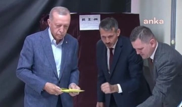 AKP'li Cumhurbaşkanı Erdoğan İstanbul'da oyunu kullandı