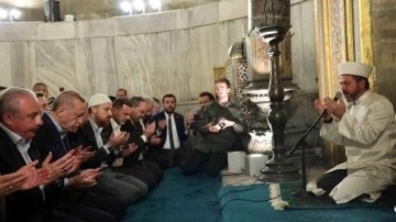 Akşam namazını Eyüpsultan Camii'nde eda eden Cumhurbaşkanı Erdoğan'a sevgi seli!