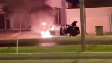 Aksaray'da otomobil alev alev yandı!