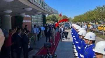 Akşener'den İmamoğlu'na 3 yıl sonra ilk ziyaret! İBB önünde tören mangasıyla karşılandı