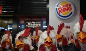 Aktivistlerden Paris'te eylem: Tavuk maskeleriyle Burger King'i bastılar