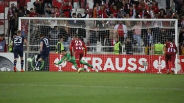 Ali Şaşal Vural 90+2’de penaltı kurtardı! Sivasspor puanı kaptı