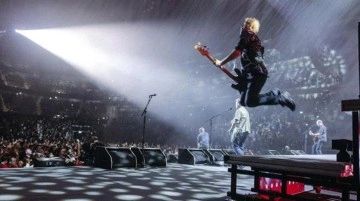 Alman rock grubu Toten Hosen depremzedeler için konser verdi, 1 milyon eurodan fazla para toplandı
