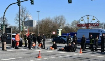 Almanya'da iklim aktivistleri, ellerini asfalta yapıştırdı!