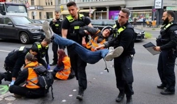 Almanya’da iklim aktivistlerine polis baskını