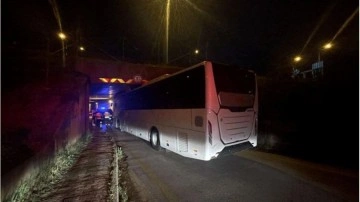 Alt geçide sıkışan yolcu otobüsü kurtarıldı