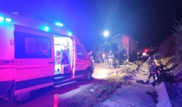 Amasya’da tiyatro oyuncularını taşıyan minibüs tıra çarptı: 3 ölü, 8 yaralı