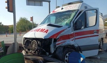 Ambulans kaza yaptı: 3 sağlık görevlisi yaralandı