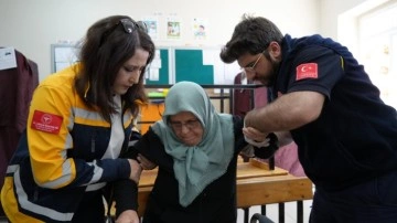 Ambulansla oy kullanacağı okula getirilen kadın: "Devletimizden Allah razı olsun"
