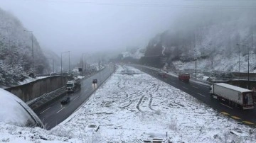 Anadolu Otoyolu'nun Bolu geçişinde kar yağışı etkili oluyor