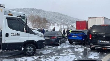 Anadolu Otoyolu'nun Bolu geçişinde zincirleme kaza! 54 araç birbirine girdi, yaralılar var