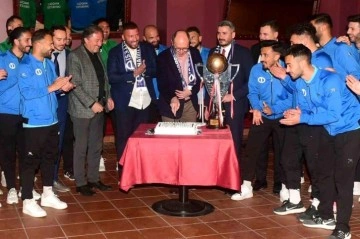 Anadolu Üniversitesi şampiyonluk pastasını kesti