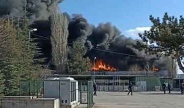 Ankara'da halı mağazası çatısında yangın paniği!