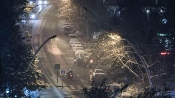 Ankara'da kar yağışı etkisini artırdı! Uyarı üstüne uyarı