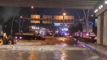 Ankara’da metro istasyonlarını sular bastı, yollar göle döndü!
