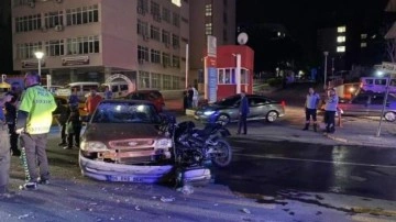 Ankara&rsquo;da motosiklet otomobile ok gibi saplandı: 2 yaralı