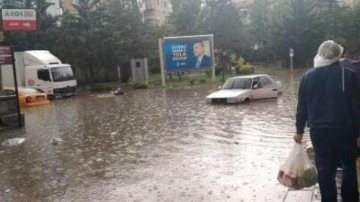 Ankara’da şiddetli yağış! Araçlar suya gömüldü