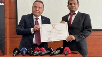 Antalya Büyükşehir Belediye Başkanı Muhittin Böcek mazbatasını aldı