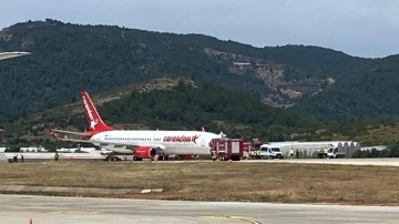 Antalya'da Köln-Gazipaşa seferini yapan uçağın lastiği patladı gövdesi üzerine indi