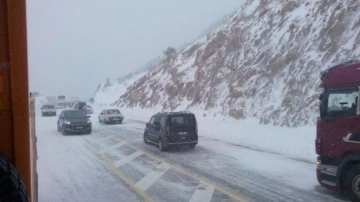 Antalya-Konya karayolunda kar kalınlığı 25 santime ulaştı