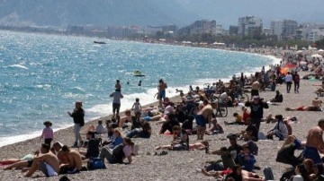 Antalya Konyaaltı sahili hafta sonu doldu taştı