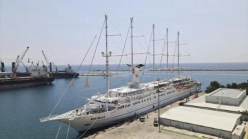 Antalya, lüks yolcu gemisi Club Med 2 ile gelen 240 turisti ağırladı