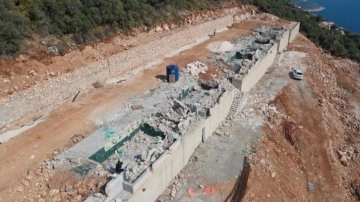 Antalya'da deniz manzaralı kaçak yapılar yıkıldı!