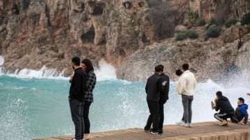 Antalya’da falezlere çarpan dev dalgalar 30 metre havaya yükseldi