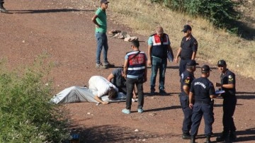 Antalya'da gölete giren çocuk boğuldu yakınları cenazeye sarılıp ağladı
