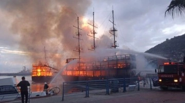 Antalya'da iki tur teknesi cayır cayır yandı