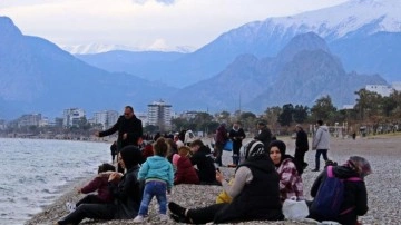 Antalya'da kar manzarası eşliğinde denize girdiler sahilde piknik yaptılar