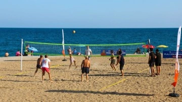 Antalya'da Konyaaltı Sahili'ne yapılan plaj voleybolu sahaları hizmete girdi!
