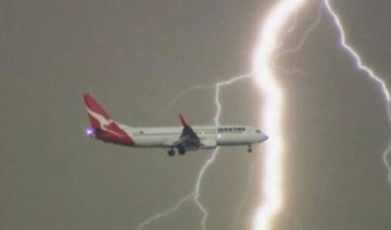 Antalya'da kuvvetli fırtına ve yağış etkili oldu: Uçağa yıldırım isabet etti