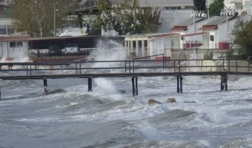 Antalya'da lodosdan dolayı dev dalgalar evlere kadar ulaştı