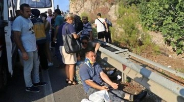 Antalya'da otel servis midibüsü kamyon yüklü çekiciyle çarpıştı: 4'ü ağır 27 yaralı