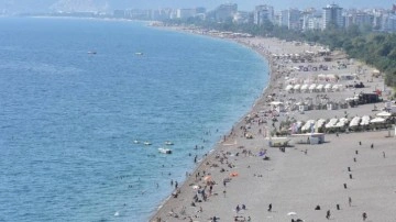 Antalya'da sahillerde yoğunluk sürüyor