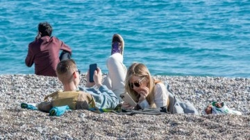 Antalya'da sıcak havayı fırsat bilenler denize girdiler
